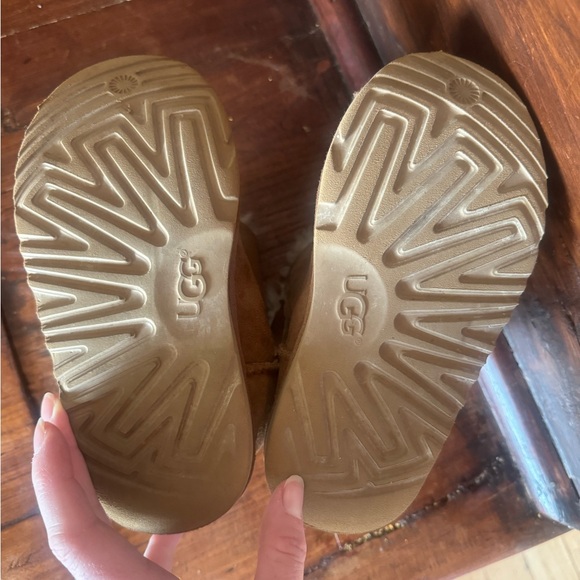 Ugg Bailey Button Sherpa lined suede foam sole round toe Youth size 12 - Picture 10 of 13